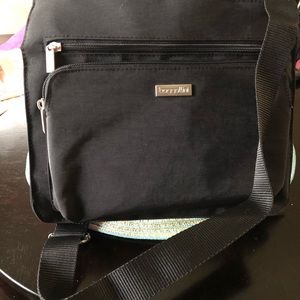 Women baggallini Black HP Bagg Crossbody Bag.